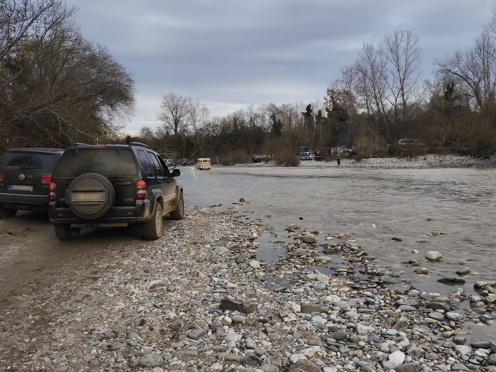 Off Road Fahrzeuge vor einer Flussdurchfahrt
