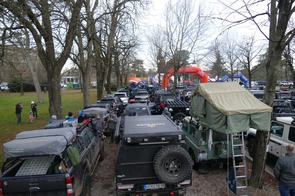 Startaufstellung der Raduno Internazionale 4×4. Mehrere Off Road Fahrzeuge neben und hintereinander reihen sich auf, um an der Veranstaltung teilzunehmen.