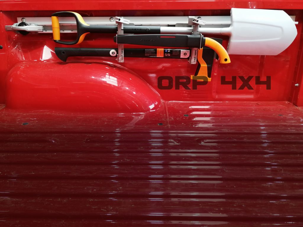 ORP 4x4 Fiskars Werkzeughalterung FTC bestehend aus Handsäge, Spaten und Spaltaxt
