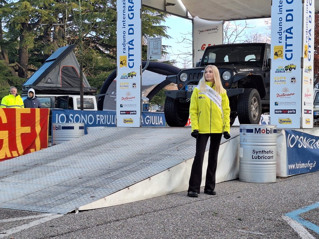 Am Start der Raduno Internazionale 4×4 erhielt jedes Team sein Road-Book sowie ein Erinnerungsfoto beim Überfahren der Startrampe – stilecht begleitet von der Miss Friaul-Julisch-Venetien.