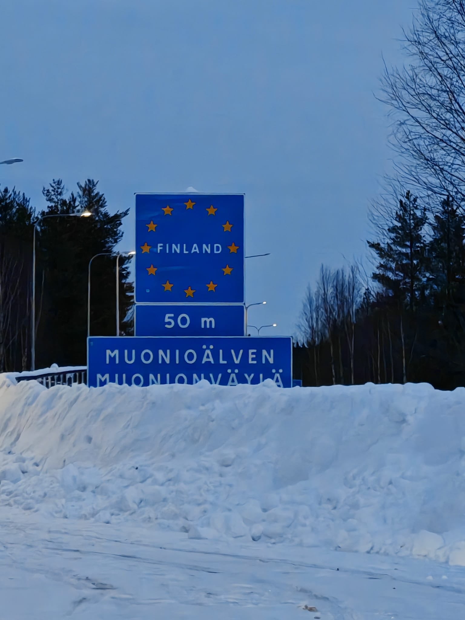 Mercedes Vito Camper Ausbau an der Grenze zu Finnland, verschneite Straße
